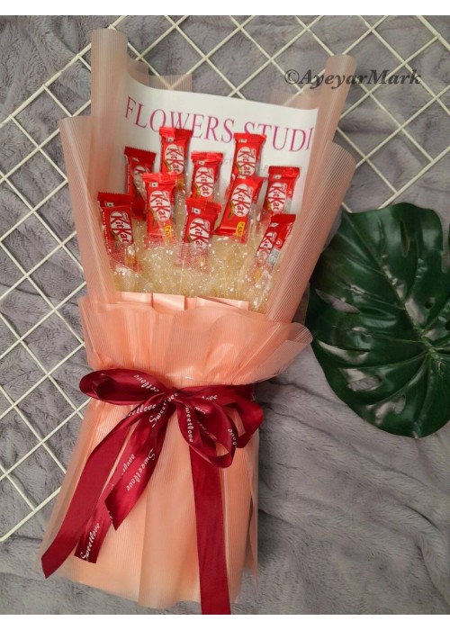 ချောကလပ် ပန်းစည်း Chocolate Flower Bouquet with 10 Kit Kat CCLFB116