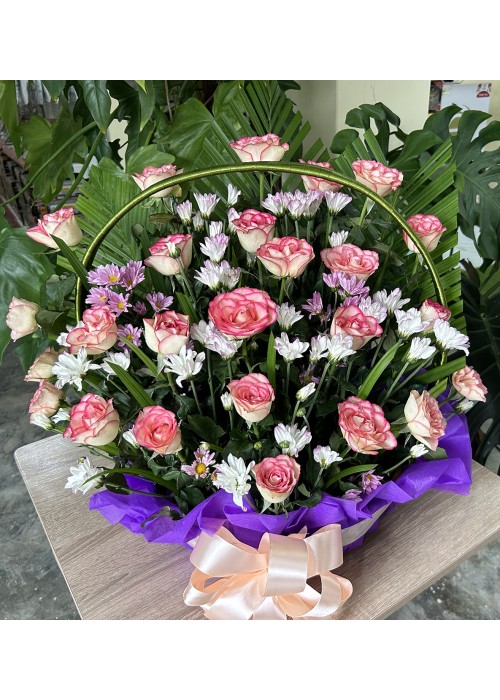 နှင်းဆီပန်း ပန်းခြင်း Fresh Flower Basket with roses and some seasonal leaves FBK103