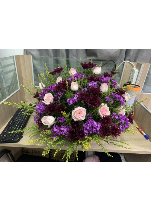 ရောင်စုံပန်းခြင်း နှင်းဆီပန်း ပန်းခြင်း Fresh Flower Basket with roses and some seasonal leaves FBK106