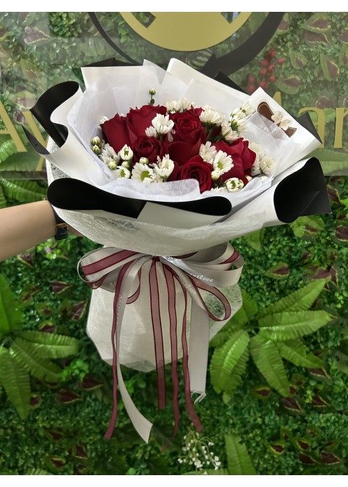 နှင်းဆီပန်း ပန်းစည်း အရံပန်းအပါ Fresh Flower Bouquet 15 roses with some seasonal Green leaves FFB104