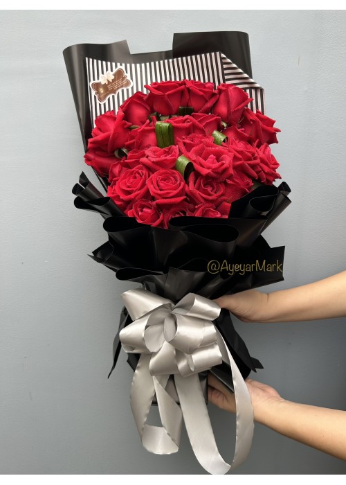 နှင်းဆီပန်း ပန်းစည်း Fresh Flower Bouquet approx 30 roses FFB105