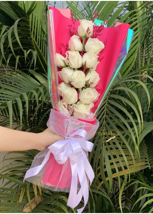 နှင်းဆီပန်း ပန်းစည်း အရံပန်းအပါ Fresh Flower Bouquet approx 15 roses with some seasonal green leaves FFB107