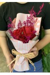 မီနီ နှင်းဆီပန်း ပန်းစည်း Mini Fresh Flower Bouquet approx 3-5 roses with some seasonal leaves FFB113