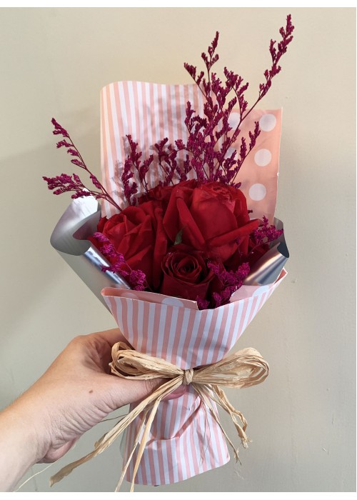 မီနီ နှင်းဆီပန်း ပန်းစည်း Mini Fresh Flower Bouquet approx 3-5 roses with some seasonal leaves FFB113