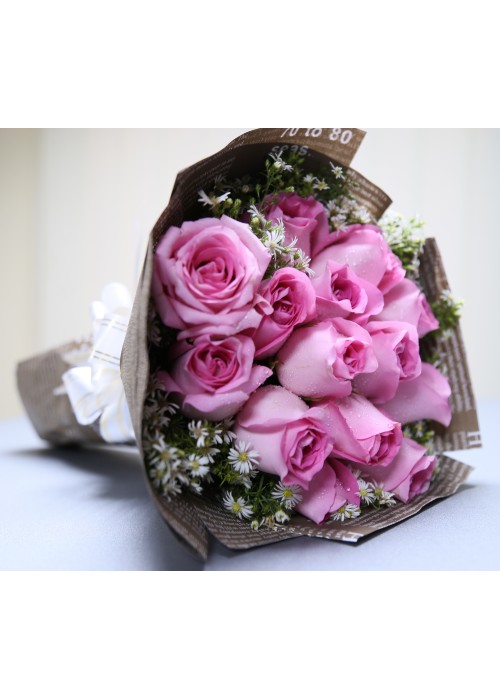 နှင်းဆီပန်း ပန်းစည်း အရံပန်းအပါ Fresh Flower Bouquet 15 roses with some seasonal leaves FFB117