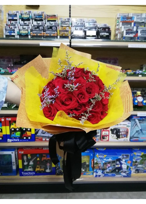 နှင်းဆီပန်း ပန်းစည်း အရံပန်းအပါ Fresh Flower Bouquet approx 30 roses with some seasonal green leaves FFB118