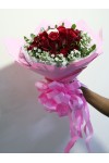 နှင်းဆီပန်း ပန်းစည်း အရံပန်းအပါ Fresh Flower Bouquet approx 40 roses with some seasonal green leaves FFB150