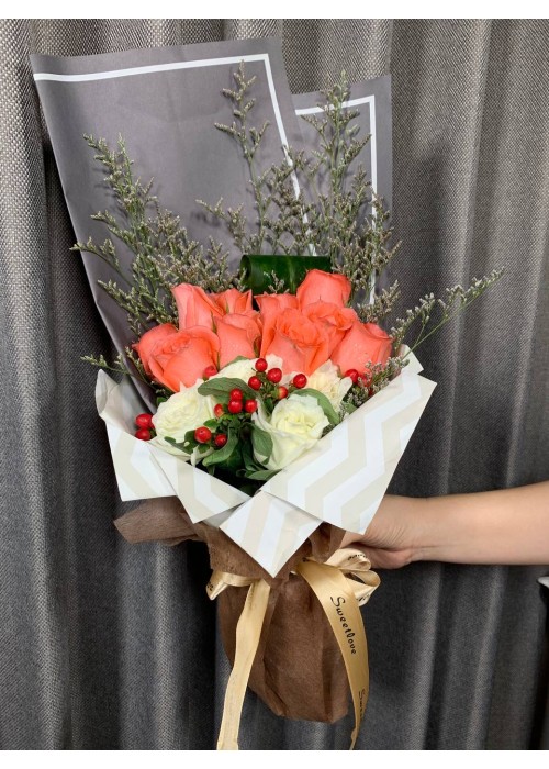 ရောင်စုံ နှင်းဆီပန်း ပန်းစည်း အရံပန်းအပါ Mixed and Match Fresh Flower Bouquet approx 20 roses with some seasonal green leaves FFB156