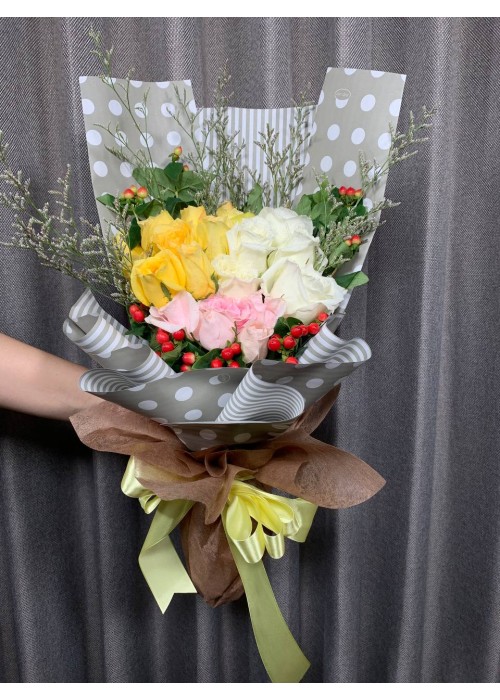 ရောင်စုံ နှင်းဆီပန်း ပန်းစည်း အရံပန်းအပါ Mixed and Match Fresh Flower Bouquet approx 20 roses with some seasonal green leaves FFB157