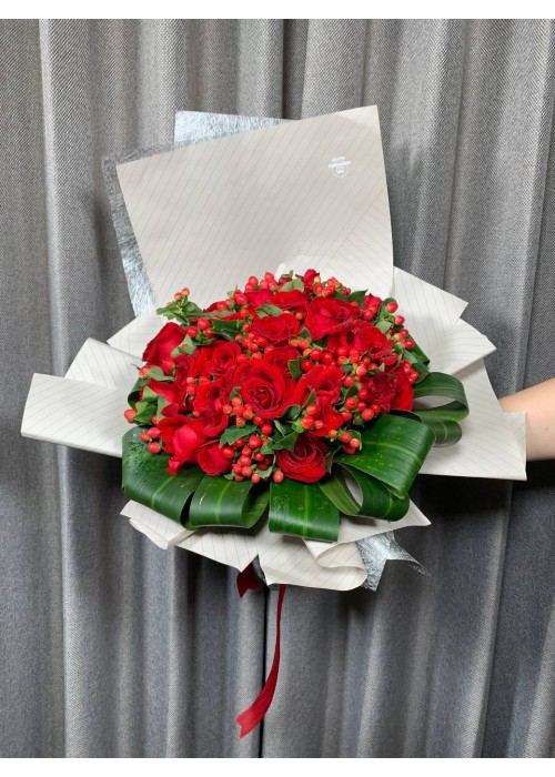 နှင်းဆီပန်း ပန်းစည်း Imported အရံပန်းအပါ Fresh Flower Bouquet approx 30 roses with some imported seasonal green leaves FFB158