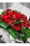 နှင်းဆီပန်း ပန်းစည်း Imported အရံပန်းအပါ Fresh Flower Bouquet approx 30 roses with some imported seasonal green leaves FFB158