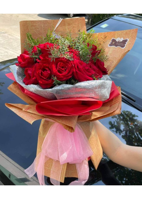 နှင်းဆီပန်း ပန်းစည်း အရံပန်းအပါ Fresh Flower Bouquet approx 30 roses with some seasonal green leaves FFB159